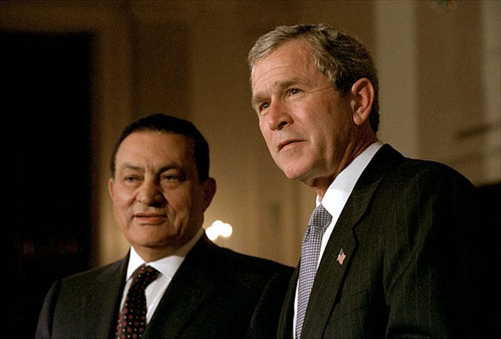 לא פחדה לצאת נגד שלטונו של מובארק. חוסני מובארק עם הנשיא ג'ורג' בוש (צילום: אריק דרייפר, הבית הלבן)
