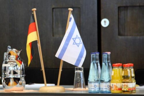 דגלי ישראל וגרמניה, פגישה במשרד התעשייה, המסחר והעבודה, ב-2012 (צילום: Dovermoital, CC BY-SA 3.0)
