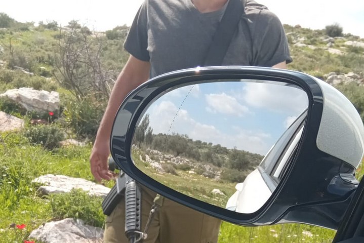 מתנחל חמוש מבקש מתחקירנית יש דין תעודת זהות, ב-25 בפברואר 2020 (צילום: ניג'מה חג'אזי)