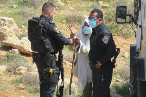 פלסטינים מתעמתים עם מתנחלים וחיילים באזור ח'לה אל-שוואהין, ב-8 במרץ 2021 (צילום: באסל אל-עדרה)