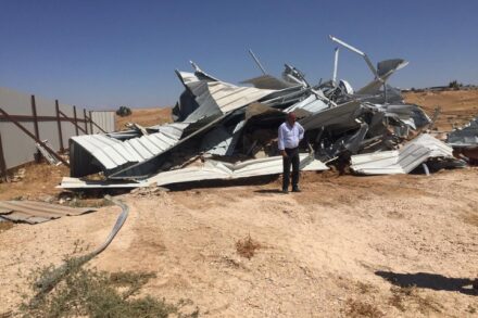 הריסת בית בכפר הלא מוכר אל-זרנוג (צילום: באדיבות פורום דו קיום בנגב)
