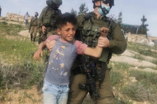 "תסתכלו על עצמכם". חיילים עוצרים ילדים בכפר רכיז, דרום הר חברון (צילום: נאסר נוואג'עה, בצלם)