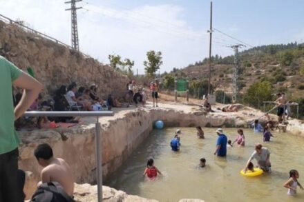 המעיין ששימש את תושבי ולאג'ה סגור בפניהם. ישראלים בעין ח'ניה כשאתר נפתח לתקופת ניסיון ב-2019 (צילום: אביב טטרסקי, דהרמה מעורבות חברתית)