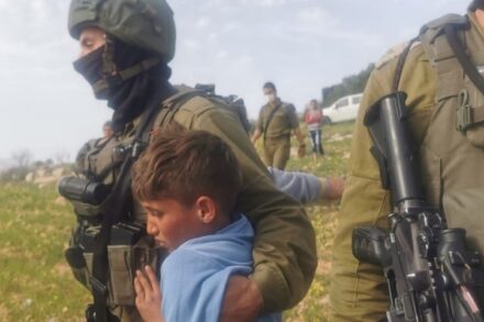 מהודעת דו"צ אפשר להבין שהחיילים מצאו ילדים שאיבדו את הדרך וניסו להחזירם להוריהם. אחד הילדים מובא למעצר (צילום: נאסר נוואג'עה, בצלם)