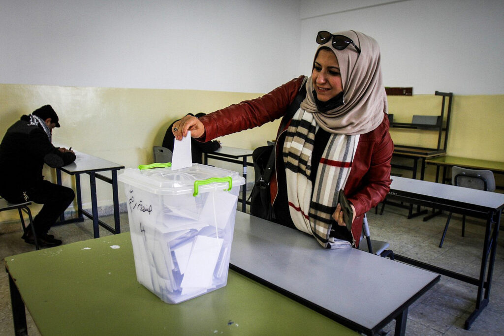 מחצית מהבוחרים הם צעירים. פלסטינית מצביעה ברמאללה בבחירות בפתח ב-2016 (צילום: נאסר אישתאיה / פלאש 90)