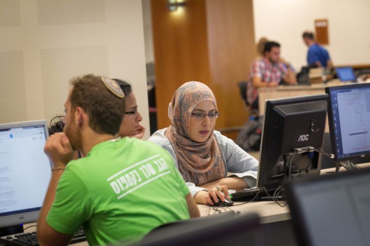 שיעור הסטודנטים הערבים כמעט חופף היום לשיעורם בכלל האוכלוסייה. סטודנטים באוניברסיטה העברית (צילום: מרים אלסטר / פלאש 90)