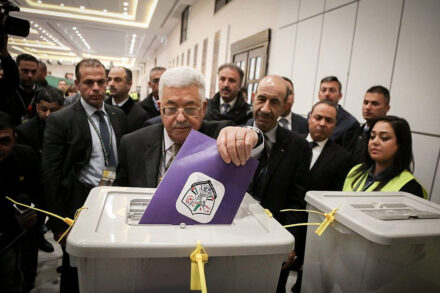 מנצל את כוחו כדי למנוע רפורמה באש"ף. הנשיא הפלסטיני מחמוד עבאס מצביע בבחירות בפתח ב-2016 ברמאללה (צילום: פלאש 90)