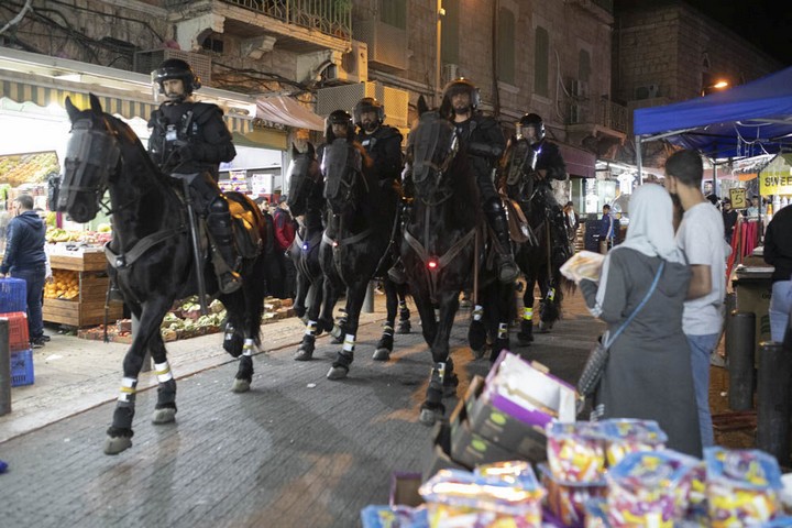 שוטרים באזור שער שכם בירושלים, אפריל 2021 (צילום: אורן זיו)