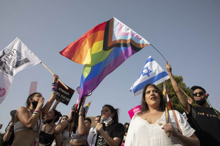 מחאה בזמן השבעת הכנסת ה-24, נגד מפלגות המקדומות שנאה וגזענות (צילום: אורן זיו)