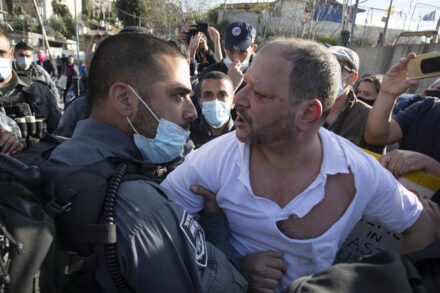 המכות תועדו משתי זוויות שונות. ח״כ עופר כסיף אחרי שהותקף בידי שוטרים בשייח' ג'ראח (צילום: אורן זיו)