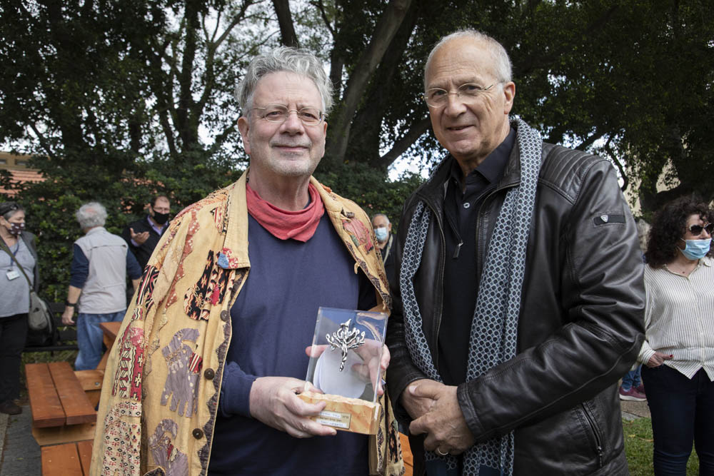 פרופסור דוד הראל מעניק לפרופסור עודד גולדרייך את פסלון פרס ישראל אותו קיבל ב-2004 במכון וייצמן.(צילום: אורן זיו)