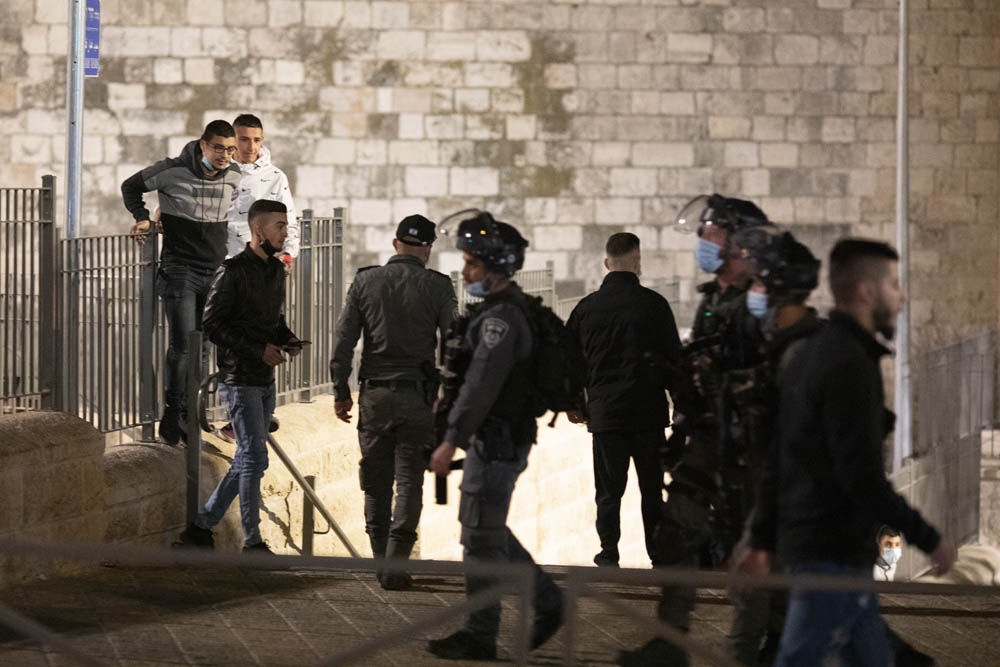 שער שכם בעיר העתיקה בירושלים,לאחר שהמשטרה סגרה את המדרגות במקום לישיבה, 15 באפריל 2021 (צילום: אורן זיו)