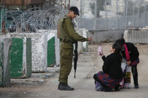 בכל יום נולד פלסטיני ללא זכויות. ילדים מול חייל במחסום ליד ירושלים (לירון אלמוג / פלאש 90)