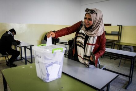 פלסטינית מצביעה בבחירות לתנועת הפת"ח באזור שכם, ב-23 בינואר 2021 (צילום: נאסר אישתייה / פלאש90)