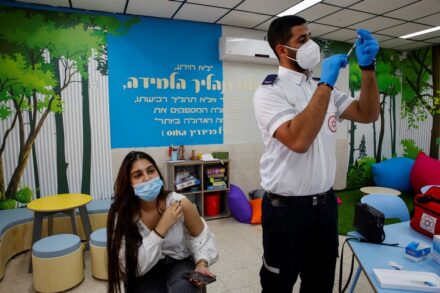 סטודנטית מקבלת חיסון קורונה בבאר שבע, ב-17 במרץ 2021 (צילום: פלאש90)