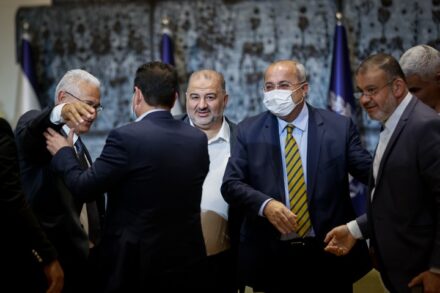 חברי כנסת של הרשימה המשותפת ורע"מ נפגשים בבית הנשיא, בזמן מסירת ההמלצות לנשיא ראובן ריבלין, ב-5 באפריל 2021 (צילום: יונתן זינדל / פלאש90)