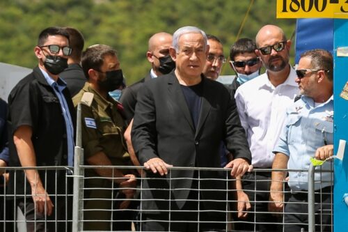 אמיר אוחנה ובנימין נתניהו מבקרים באתר האסון במירון (דוד כהן / פלאש90)