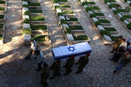 ארונו של מייקל לוין, שנהרג במלחמת לבנון השנייה, מובא לקבורה בהר הרצל בירושלים, ב-3 באוגוסט 2006 (צילום: יוסי זמיר / פלאש90)