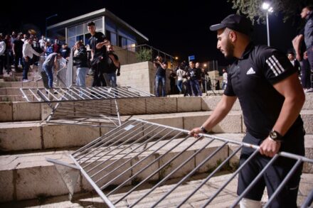 פלסטינים מסירים את הגדרות המשטרתיות בשער שכם, 25 באפריל 2021 (צילום: אקטיבסטילס)