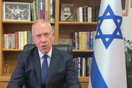 הביוגרפיה של איינטשיין במקום בולט בספריה. שר החינוך יואב גלנט במשרדו (צילום מסך מתוך ערוץ 11, אפריל 2021)