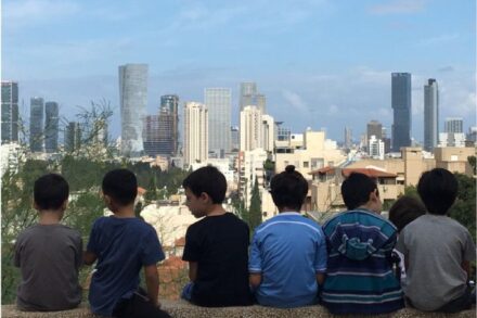 לצאת החוצה וללמוד. שיעור יחסי אדם ומרחב בגישת רג'יו אמיליה, בי"ס בן גוריון בגבעתיים (צילום: צמרת הראל כנות)