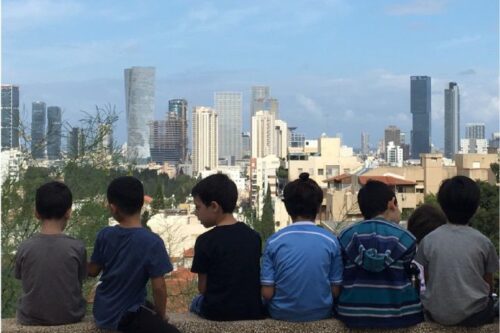 לצאת החוצה וללמוד. שיעור יחסי אדם ומרחב בגישת רג'יו אמיליה, בי"ס בן גוריון בגבעתיים (צילום: צמרת הראל כנות)