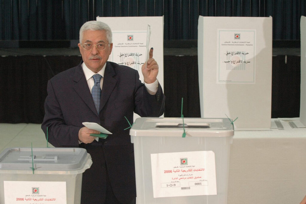 אין לו סיכוי לנצח. הנשיא מחמוד עבאס מצביע בבחירות ב-2006 (צילום: יוסי זמיר / פלאש 90)