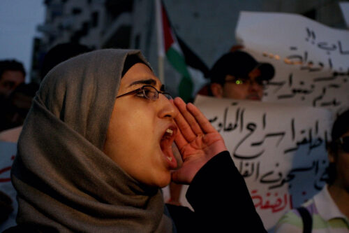 "הכי רע הוא להחמיץ את ההזדמנות לשנות". פלסטינית מפגינה נגד כוחות הביטחון הפלסטיניים ברמאללה (צילום: עיסאם רינאווי / פלאש 90)