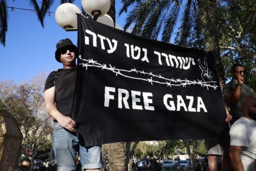 פלסטינים בישראל מתקוממים גם בסולידריות עם פלסטינים בעזה, בגדה המערבית ובירושלים המזרחית, וגם במאבק על הזכויות שלהם עצמם. הפגנה ביפו נגד המלחמה על עזה (אורן זיו)