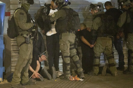 מספר הצעירים הערבים שמעצרם הוארך עד תום ההליכים גדול פי עשרה ממספר היהודים. מעצר של צעירים בלוד (צילום אורן זיו)