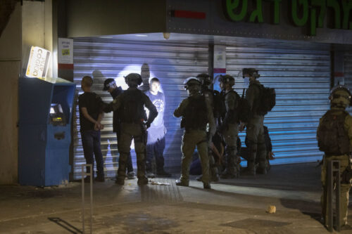 שוטרים עוצרים צעירים פסלטינים בלוד (צילום: אורן זיו)