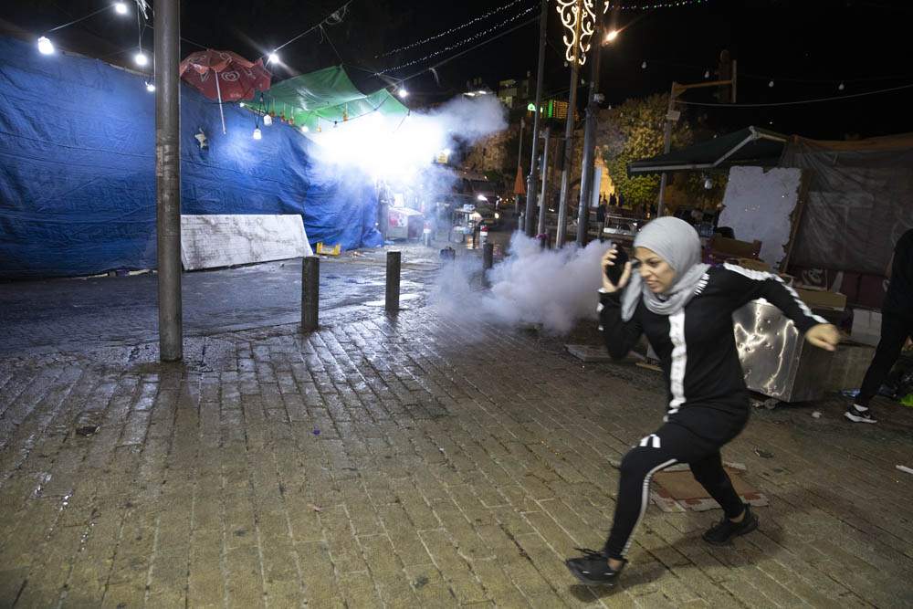 שוטרים מפזרים בכוח פלסטינים בשער שכם, 7 במאי 2021 (צילום: אורן זיו)