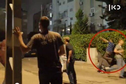 האלימות מגיעה גם מהמיינסטרים של הימין. צילום מסך מתוך התיעוד של "כאן11" צילום מסך מתוך התיעוד של "כאן11"