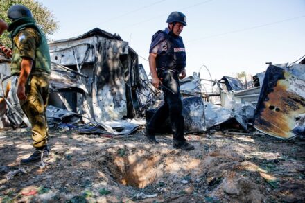 כוחות הביטחון בזירה שבה נהרגו שני עובדים זרים תאילנדים וכמה נפצעו בפגיעה ישירה של טיל שנורה מרצועת עזה, ב-18 במאי 2021 (צילום: פלאש90)