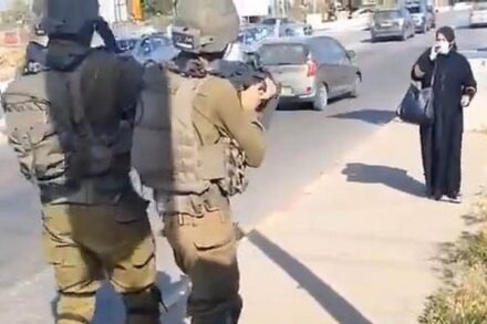 לא נופפה בסכין, לא רצה לעבר החיילים. פהימה אלחרוב מול חיילים בצומת גוש עציון, לפני שנורתה למוות (צילום מסך)