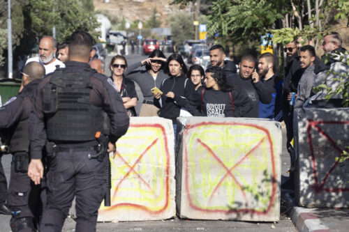 המחסום המשטרתי בכניסה לרחוב עות'מאן בן עפאן בשייח׳ ג׳ראח, מאי 2021 (צילום: אורן זיו)