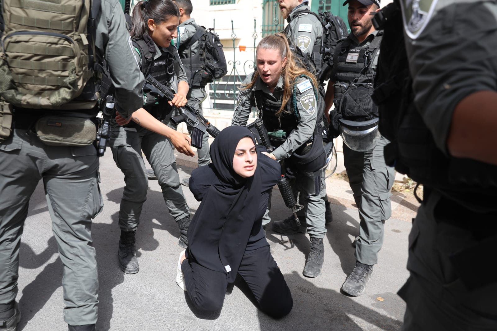 שכונה שהפכה סמל לעוול. שוטרים עוצרים מפגינה פלסטינית בשייח' ג'ראח (צילום: אורן זיו)