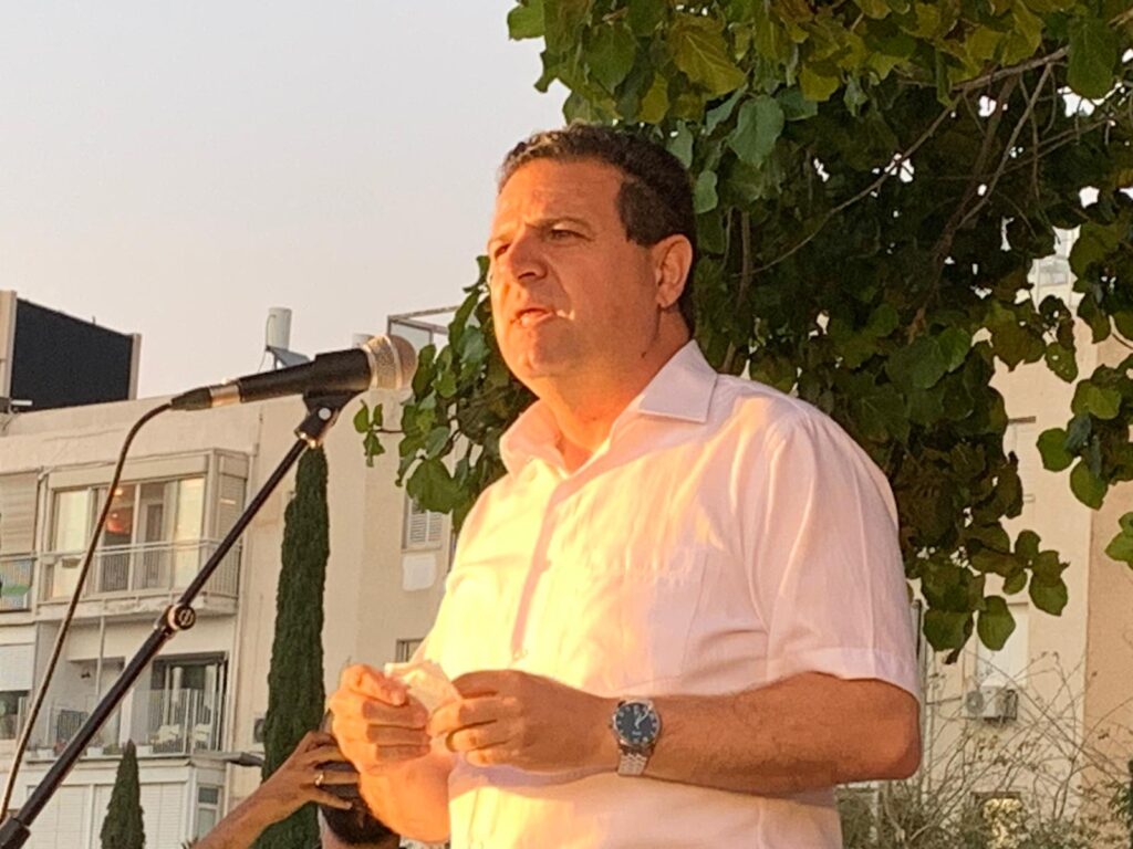 ח"כ איימן עודה בהפגנה בכיכר הבימה בתל אביב, ב-15 במאי 2021 (צילום: חגי מטר)