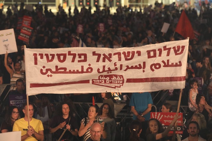 הפגנה למען שותפות יהודית-ערבית בכיכר הבימה בתל אביב, ב-22 במאי 2021 (צילום: אורן זיו)