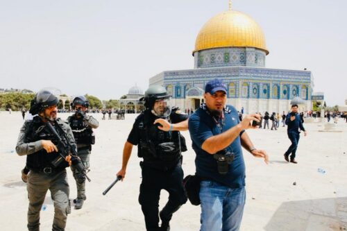 שוטר מכה את צלם סוכנות הידיעות הצרפתית אחמד ע'ראבלי, במתחם מסגד אל אקצה, ב-21 במאי 2021 (צילום: סלימאן חאדר) שוטר מכה את צלם סוכנות הידיעות הצרפתית אחמד ע'ראבלי, במתחם מסגד אל אקצה, ב-21 במאי 2021 (צילום: סלימאן חאדר)