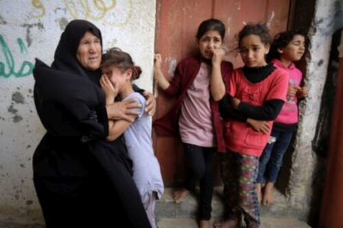 הטראומה הפלסטינית עוברת מדור לדור. משפחה פלסטינית בלוויה ברפיח בשבוע שעבר (צילום: עבד רחמן ח'טיב / פלאש 90)
