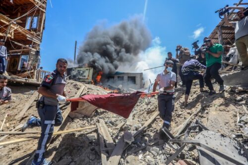 "גרים פה שני מיליון ומאתיים-אלף איש, באי מבודד. ברור שהכל יתפוצץ. אנחנו בני-אדם, מגיע לנו לחיות". תושבים בעזה מפנים נפגעים אחרי הפגזה ישראלית (מוחמד זאנון / אקטיבסטילס) "גרים פה שני מיליון ומאתיים-אלף איש, באי מבודד. ברור שהכל יתפוצץ. אנחנו בני-אדם, מגיע לנו לחיות". תושבים בעזה מפנים נפגעים אחרי הפגזה ישראלית (מוחמד זאנון / אקטיבסטילס)