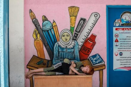 המולת אדם, לכלוך בכל מקום, אין טיפת פרטיות, המוני משפחות ישנות אחת על השינה בכיתות לימוד קטנות. ילד בבית ספר של אונר"א בעזה, אליו נמלט עם משפחתו (מוחמד זאנון / אקטיבסטילס)
