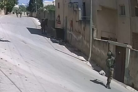 חייל זורק רימון גז לתוך ביתו של מוראד א-שתיווי, ב-1 במאי 2021 (צילום מסך מתוך הסרטון, באדיבות בצלם)