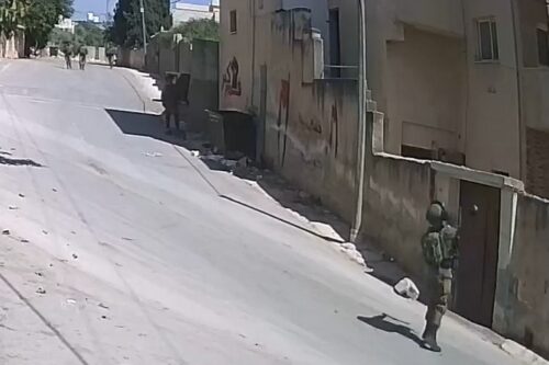חייל זורק רימון גז לתוך ביתו של מוראד א-שתיווי, ב-1 במאי 2021 (צילום מסך מתוך הסרטון, באדיבות בצלם)