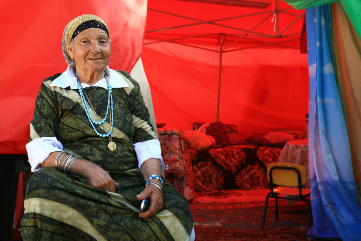 היהודים המגרבים העתיקו את תרבות הקדושים ממרוקו להילולת שמעון בר יוחאי. אשה בהילולה במירון ב-2008 (צילום: חן לאופולד / פלאש 90)