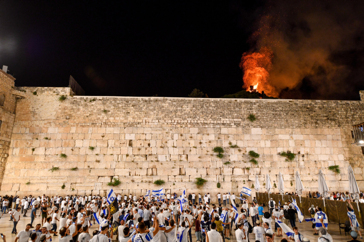לוח הזמנים משרת את נתניהו באופן מושלם. משתתפי צעדת יום ירושלים חוגגים מול שריפה של עץ במתחם אל אקצא (צילום: מנדי הכטמן / פלאש 90)