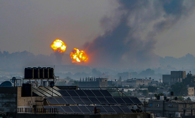 "יש גישה אחרת שיכולה למנוע מוות של חפים מפשע". הפצצה ישראלית בח'אן יונס השבוע (צילום: עבד רחים ח'טיב / פלאש 90)