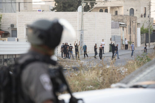 "כשאני זורק אבנים, אני טרוריסט, אבל גם המתנחלים זורקים אבנים". מוחים פלסטינים מול שוטר בלוד (צילום: אורן זיו)