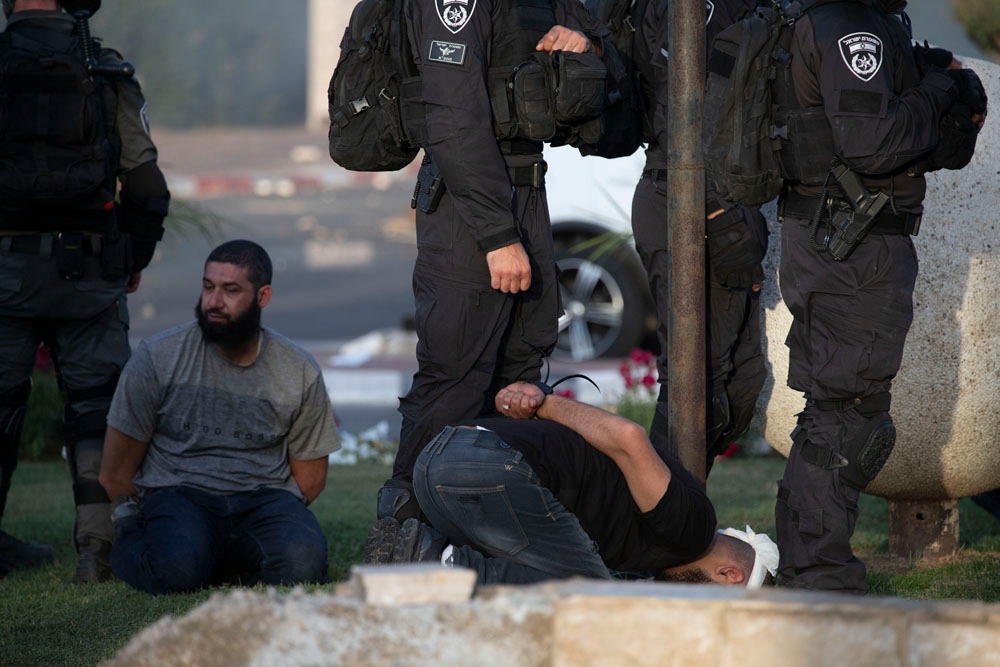 היהודים נעצרו בעדינות, הפלסטינים - באלימות. מעצר של צעיר פלסטיני בלוד (צילום: אורן זיו)
